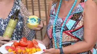 Amparo Llamazares, Jennifer Marín y Carmen Urbano, mostrando los tomates de la degustación.
