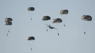 Los aviones de trabnsporte europeos realizaron lanzamiento de paraciadistas en el campo de San Gregorio, como en esta foto de archivo del año pasado.