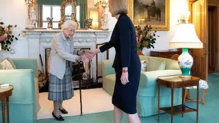 La reina Isabel II recibe en audiencia a la nueva primera ministra británica, este martes.