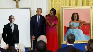 Barack y Michelle Obama presentando sus retratos en la Casa Blanca