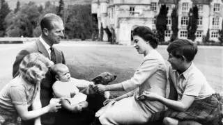 La reina Isabel con su marido, sus hijos Carlos, Ana, el recién nacido Andrés y uno de sus queridos perros corgi.