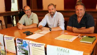 De izquierda a derecha, Solano, Escalzo y Penella, justo antes del inicio de la presentación de la Semana Agraria de Los Monegros en Sariñena.