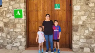 Nieves Romero, con sus hijos Edgar e Iris, en la puerta del albergue de Riodeva.