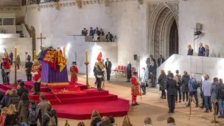 Joe Biden y su mujer ante el féretro de Isabel II en Westminster BRITAIN QUEEN ELIZABETH II