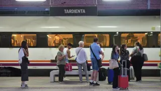 Pasajeros del tren que iba a Huesca y que han tenido que detenerse el Tardienta por el incendio del regional que iba a Zaragoza.