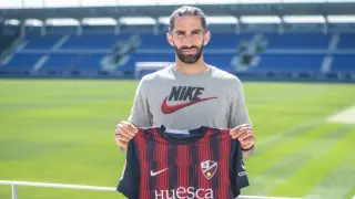 Marc Mateu posa con la camiseta de la SD Huesca.