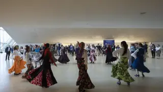El grupo de flamenco que dirige la coreógrafa y bailaora aragonesa Carlota Benedí, en el ‘hall’ del Palacio de Congresos.