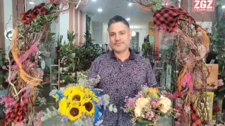 Rubén Cebollero, presidente de la Asociación de Empresarios Floristas de Aragón, con dos ramos de flores este martes en Zaragoza.