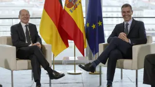 El presidente del Gobierno, Pedro Sánchez (d), y el canciller alemán Olaf Scholz (i)