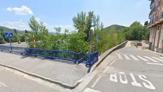 La pasarela peatonal discurrirá sobre el muro de hormigón que va desde el puente sobre el Cinca (en imagen) hasta el puente sobre el Ara.