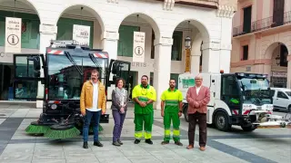 Los concejales con la gerente de Grhusa y dos trabajadores del servicio de limpieza viaria de Huesca.