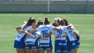 Las jugadoras del Zaragoza Femenino antes del inicio de un partido