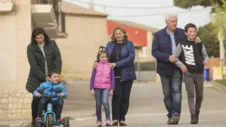 Julio Murillo, segundo por la derecha, con su mujer y su 'hija' ucraniana y sus pequeños el pasado marzo en la localidad zaragozana de Perdiguera