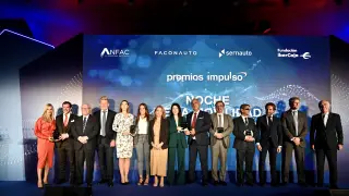 Premiados, autoridades y representantes de las entidades organizadoras en los Premios Impulso