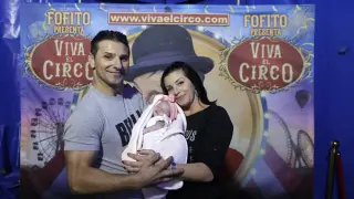 El bebé Bella junto a sus padres, la trapecista y el hombre de oro del circo de Fofito