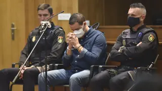 El acusado del asesinato de su mujer a cuchilladas en Barbastro, en el banquillo de la Audiencia Provincial de Huesca.