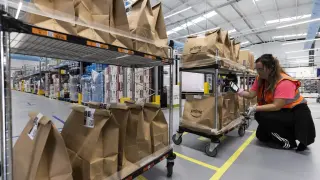 Una trabajadora de Amazon Fresh ultima un pedido en el almacén acondicionado en la Ciudad del Transporte, este martes.