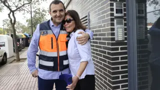 El enfermero de la Policía Nacional de Zaragoza, Rodolfo Serrablo, con Nupián esta jueves en la calle Biescas.