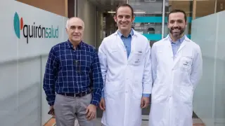De izquierda a derecha: el paciente, Rafael Andrés Monreal y los doctores Daniel Iglesias y Francisco Blanco.