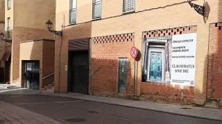 La Plataforma para la Defensa del Patrimonio de Huesca ha colocado una lona en la fachada del garaje por el que se accede a los restos del Círculo Católico