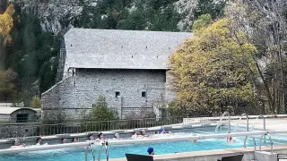 Clientes del Balneario de Panticosa en la piscina exterior del complejo termal ayer por la tarde .