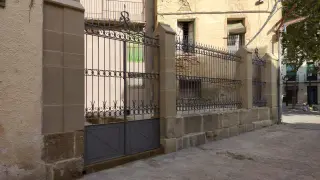 Verja de la Travesía Cortés de Huesca.