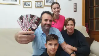 Pedro, Patricia, Javier y Laura, con sus entradas para el partido de la Copa del Rey Fuentes de Ebro - Osasuna