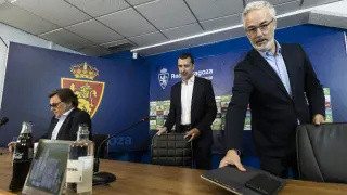 Raúl Sanllehí, sentado, y Juan Carlos Carcedo y Miguel Torrecilla, de pie, en la rueda de prensa de presentación del entrenador e pasado mes de mayo.
