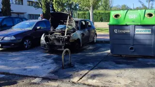 La quema de contenedores en Zalfonada daña un vehículo aparcado.