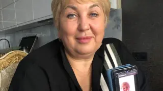 Natalia Kuderska muestra el momento en que rompe su pasaporte ruso en un video que ella misma hace