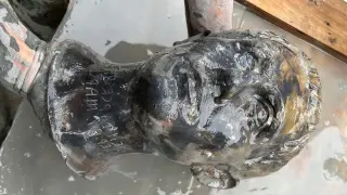 Una de las estatuas de bronce descubiertas.