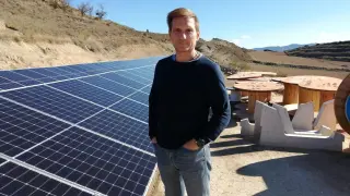 Armando Soria, alcalde de Urriés, junto a la instalación de autoconsumo solar.