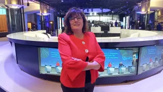 Isabel García Muñoz, eurodiputada aragonesa por el PSOE, junto a los platós de televisión de la sede del Parlamento Europeo en Bruselas.