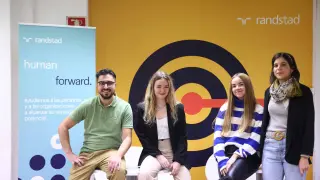 Ignacio Cobos, Laura Álvarez, Lucía Cidón y Helena Suárez, contratados para esta campaña navideña, en las oficinas de Randstad en plaza de España de Zaragoza.