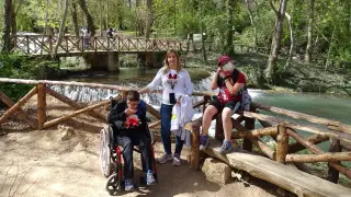 Isabel Ansón y sus hijos Jaime (en silla de ruedas) y Hugo, en el Monasterio de Piedra.