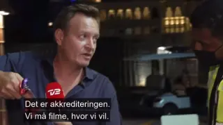 El periodista danés enseña su acreditación