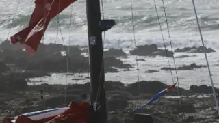 El trimarán Interaction, tras encallar en la playa de Corrubedo de madrugada en una operación en la que Salvamento Marítimo rescató en helicóptero "en condiciones extremas", al regatista francés Erwan Thibouméry