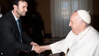 Pedro Lozano, presidente de la Asociación de Jóvenes Empresarios (AJE), con el papa Francisco.
