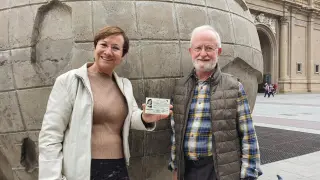 Soledad Redondo y Alfredo Martínez, con el primer carné del Colegio Profesional de Psicología de Aragón