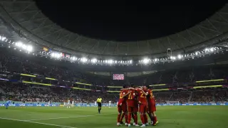 Los jugadores de la selección española se abrazan durante el partido contra Costa Rica.