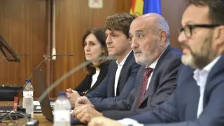Fernando Callizo, presidente del consejo de administración, en el centro, durante la junta general de accionistas, de la SD Huesca.