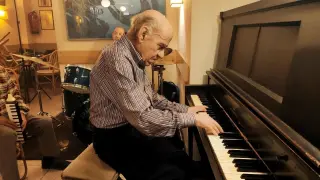 Domingo Belled Zapater, al piano, en un momento del rodaje de ‘Vivir girando’ en el bar Ragtime
