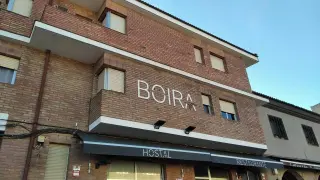 El hostal-restaurante Boira está situado en la avenida de Fraga de Sariñena.