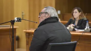 El acusado de violar a su hija y maltratar a su exmujer, durante su declaración en el juicio en la Audiencia Provincial de Huesca.