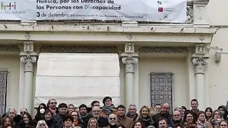 Foto de familia delante del Casino de Huesca de los participantes en el Día Internacional de la Discapacidad.