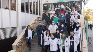 Los trabajadores de Enfermería, a las puertas del Hospital Miguel Servet este viernes.