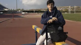 Sergio del Barrio, con la mochila del colegio en las pistas del CAD.