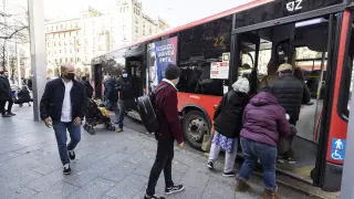 Usuarios del bus urbano, en la plaza de España de Zaragoza.