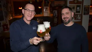 Raúl Moncho y Javier Gran, de Santa Malta, probando la cerveza Duvel de barril