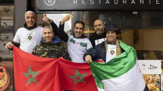 Mohamed Tamer, Abdelouahed Brimi, Abdelghani El Azouazi, Lamhar Mohammed y Mbarek Guerdousraf posan este lunes en Zaragoza con la bandera y la camiseta de Marruecos.
